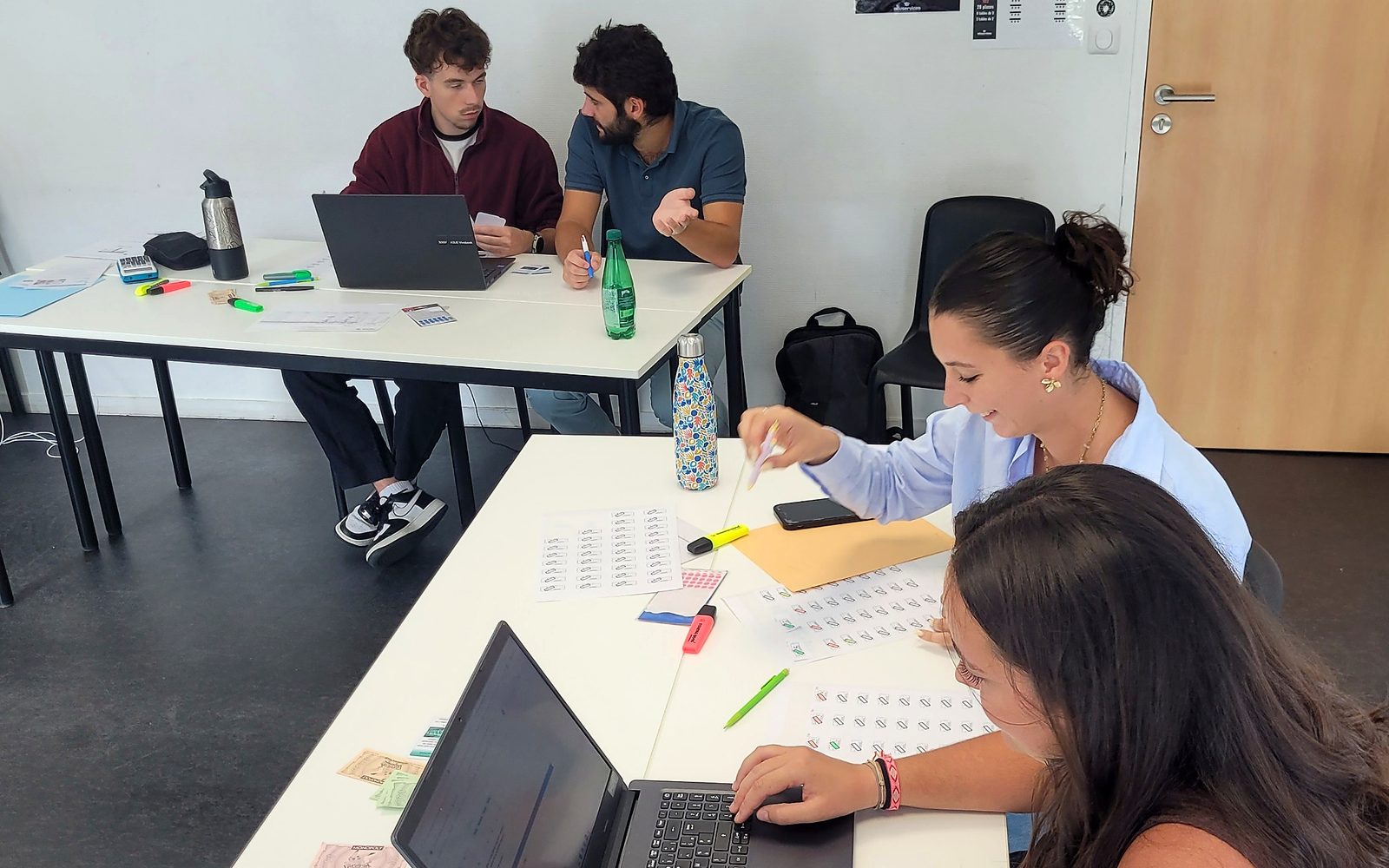 Participants travaillant en équipes lors d'une formation Onidea